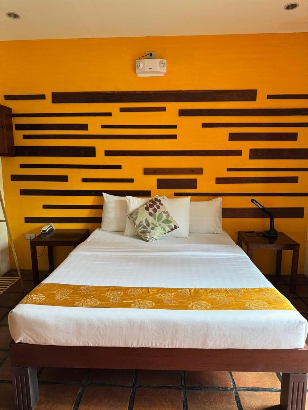 Acacia Tree Garden Hotel Puerto Princesa Buitenkant foto