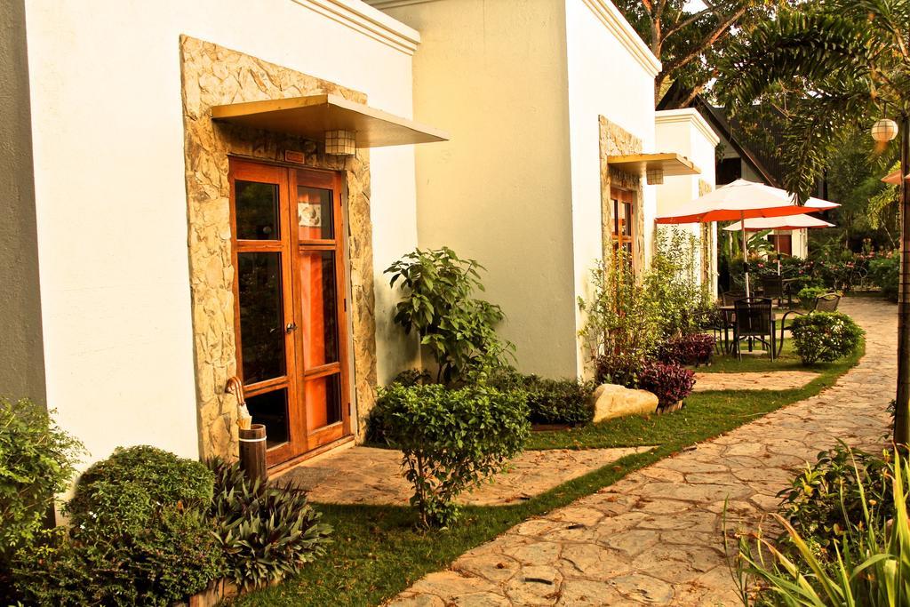 Acacia Tree Garden Hotel Puerto Princesa Buitenkant foto